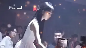 男主在二楼看见小白花女主就是这种感觉吧#酒吧里的白月光 #白月光 #氛围感
