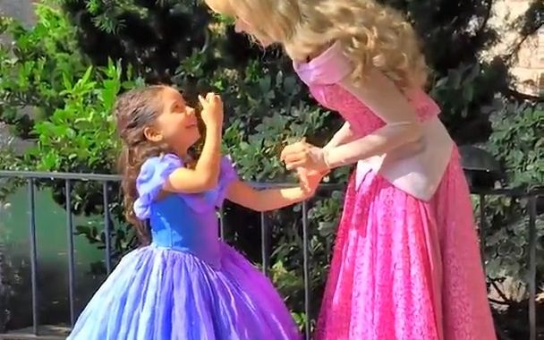 [图]New Cinderella Costume Dress! Character Adventures with Aurora - At Disneyland