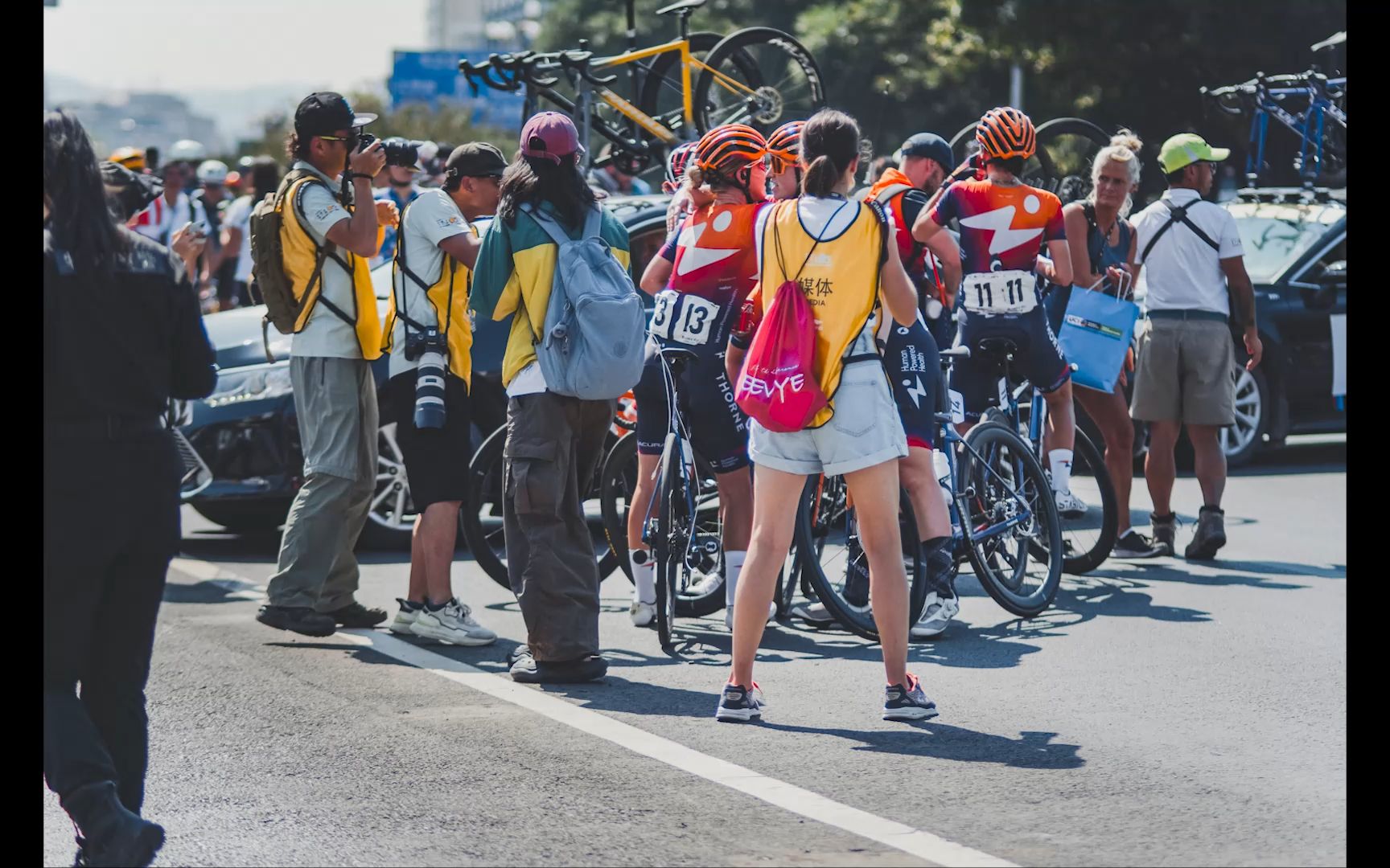 带你看2023桂林环广西公路自行车世界巡回赛女子组车手现场