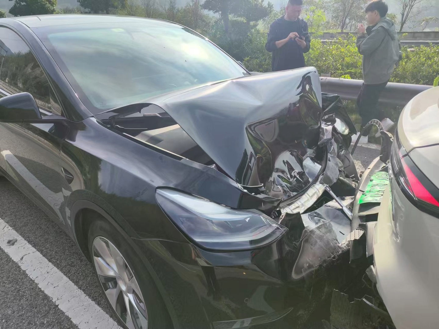 宝骏云海被特斯拉追尾:云海没事,特斯拉惨不忍睹🫴