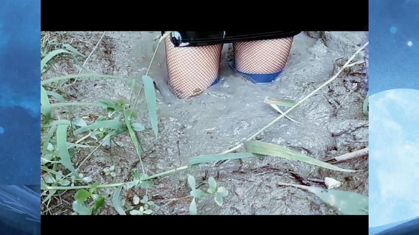 踩泥,拍摄了精彩视频,长靴踩泥