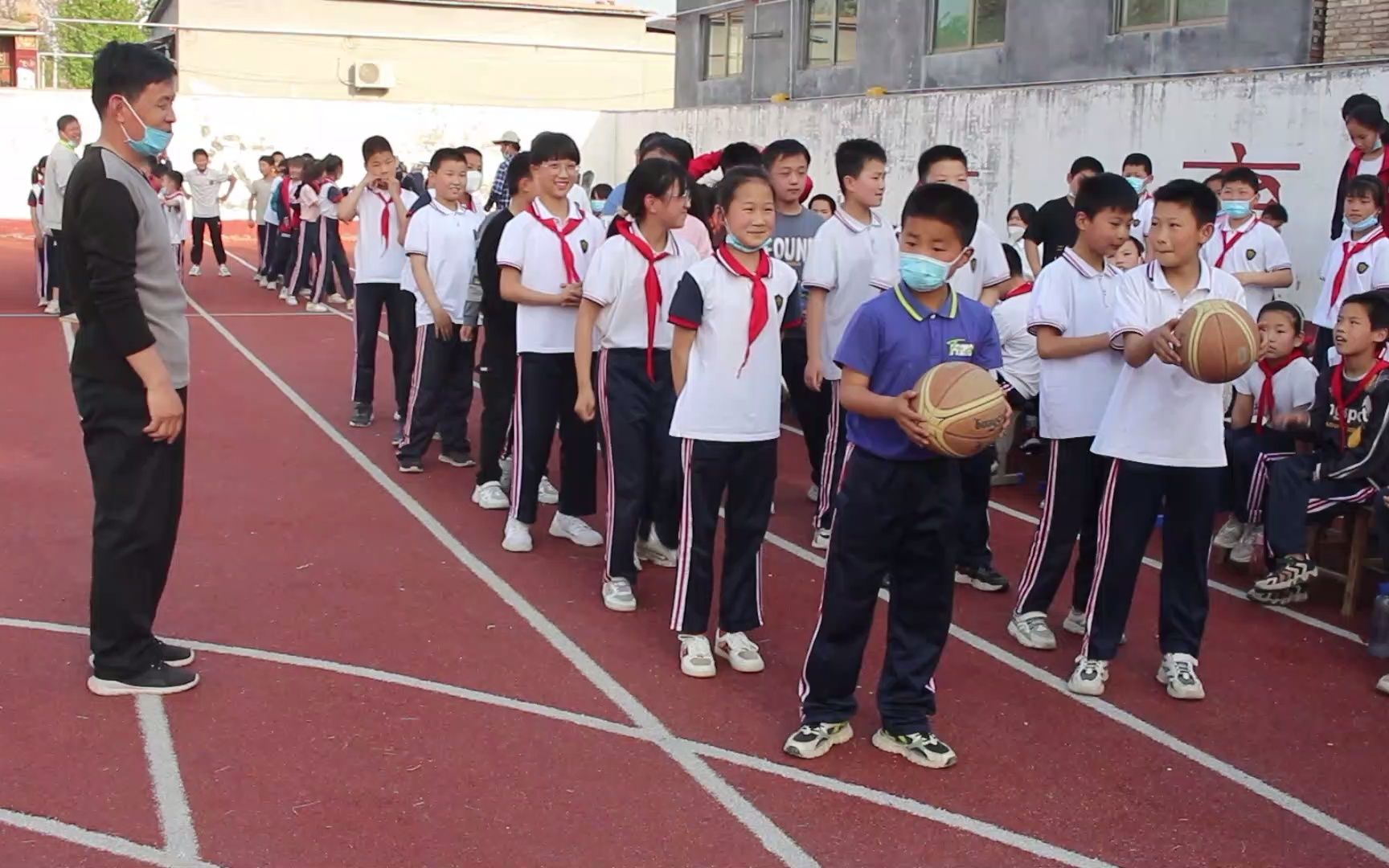 [图]趣味运动会 篮球接龙