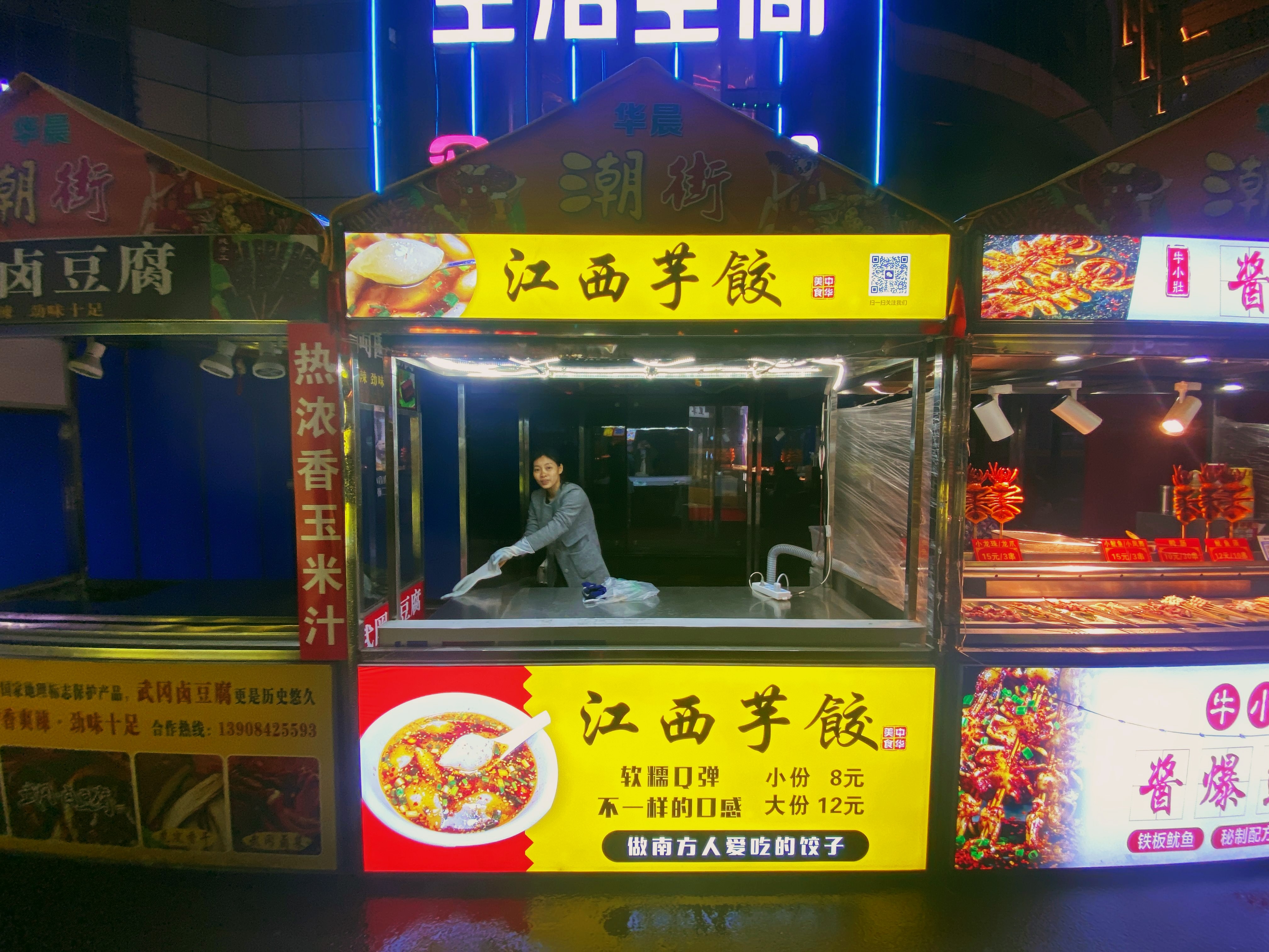 正式决定要摆摊了,今天来给我的餐车装上灯箱广告,看看咋样