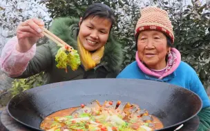 Скачать видео: 一条草鱼配上粉丝菊花菜，小凤做铁锅炖鱼，肉质鲜嫩老妈都吃撑了