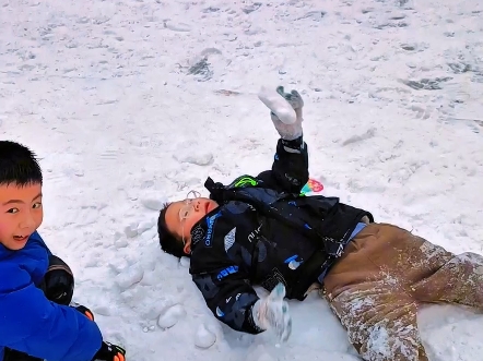 免费玩雪啦,金凤区新华联购物中心门前造了一片雪地,大人小孩都玩嗨了#雪地里撒欢 #冬天该有的样子 #这里有个雪想请你滑一下 #回到童年的感觉 #撒欢...