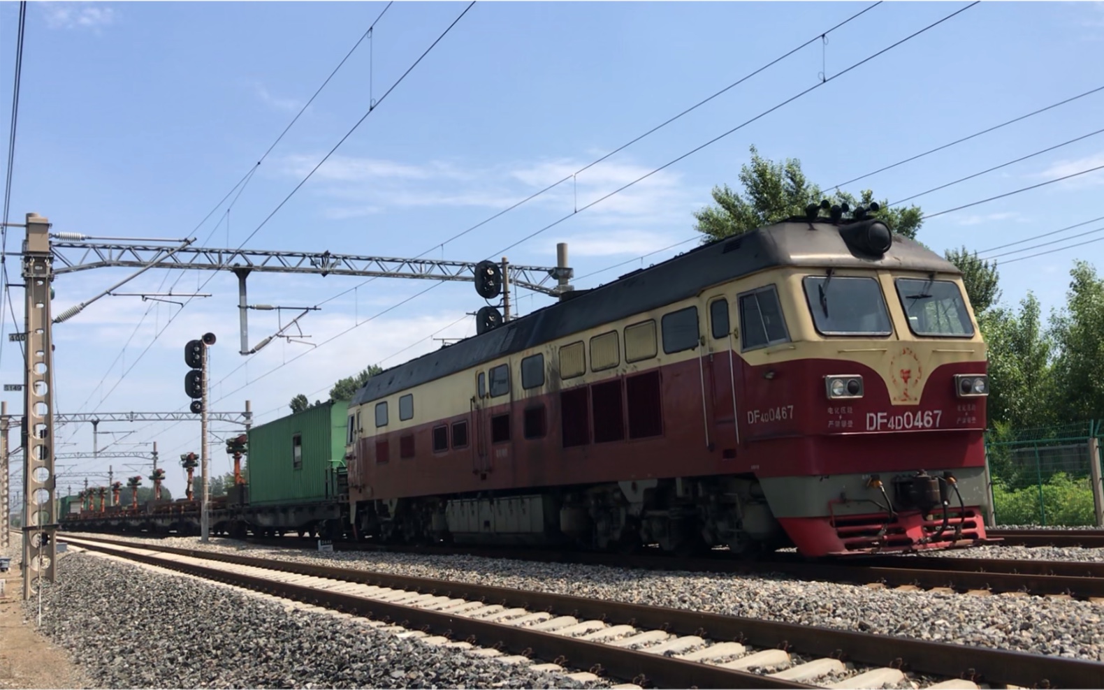 沈山线沈局梅段df4d0467牵引沈阳工务机械段短钢轨运输车运载短钢轨于