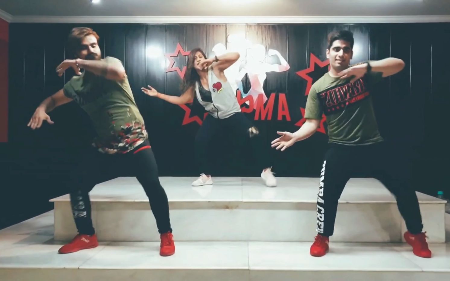 三人随性热舞印度歌配尊巴跳出新高度