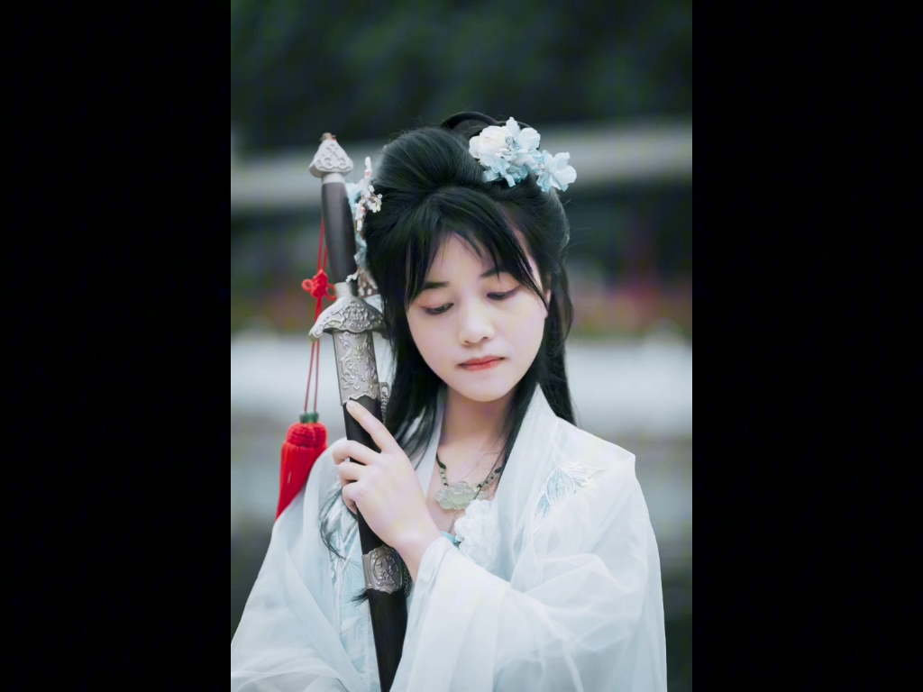青衣侠女仗剑江湖
