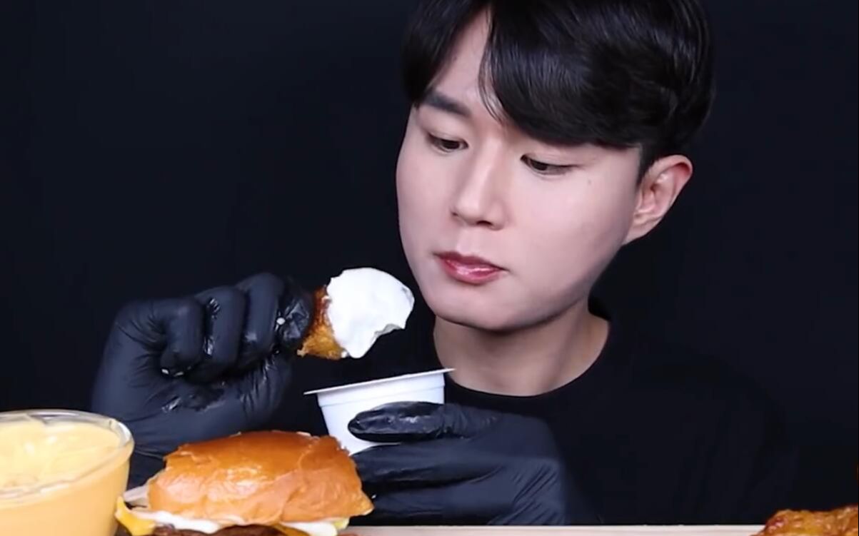 大口吃播kgxhwang双层芝士汉堡配上蜂蜜调味炸鸡冰可乐