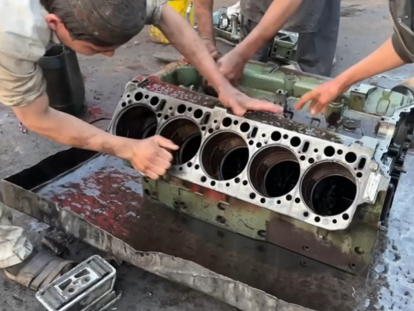 老巴教科书级别大修奔驰v10发动机,老吃席观众:这种细节组装能再跑300