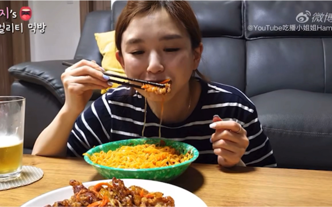 韩国小姐姐hamzy教你做锅包肉再加上一瓶冰啤酒简直绝配作为一个东北