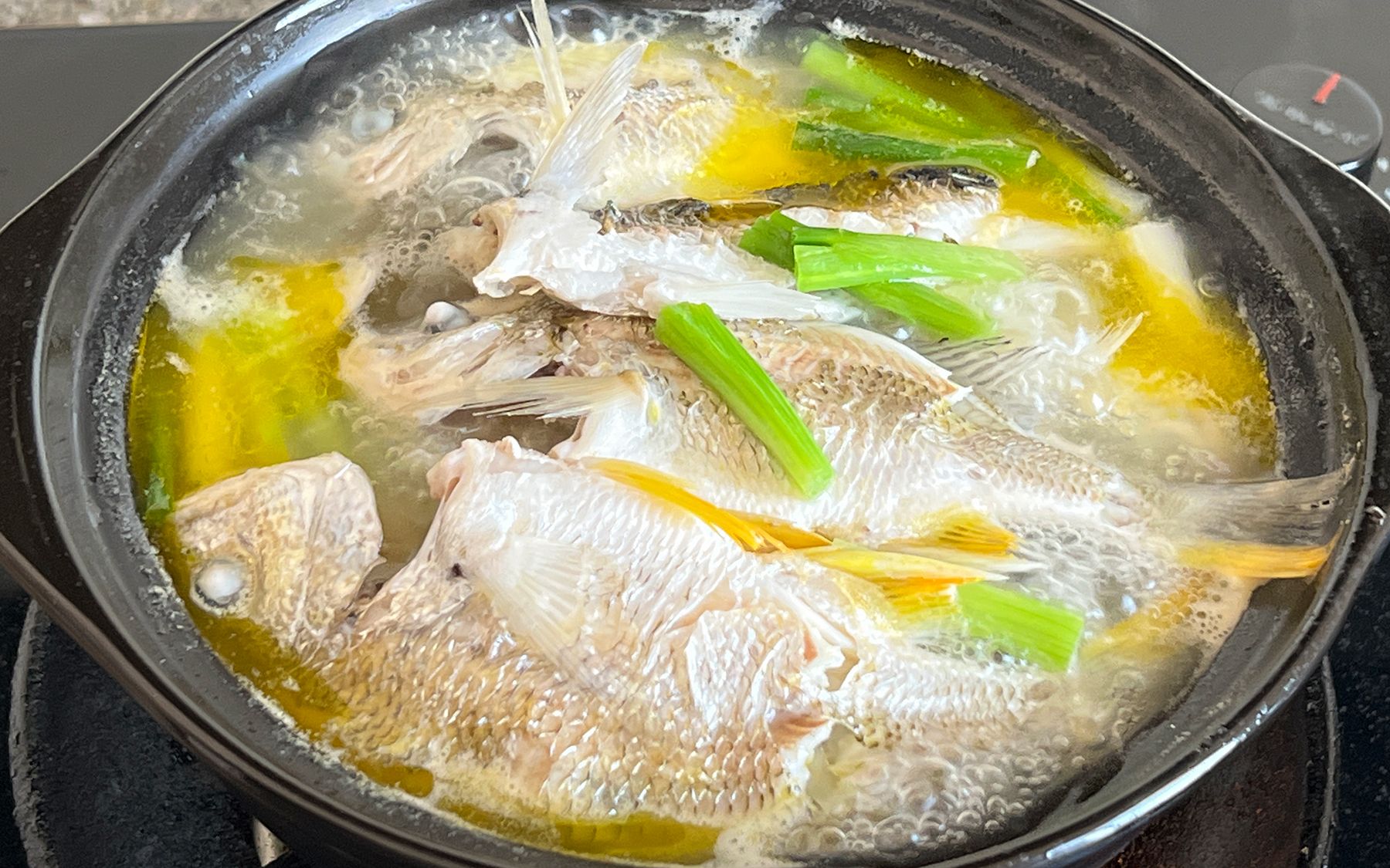 北海盐水杂鱼煲,开盖香气扑鼻,鱼肉鲜香嫩滑,汤汁拌饭能吃三碗