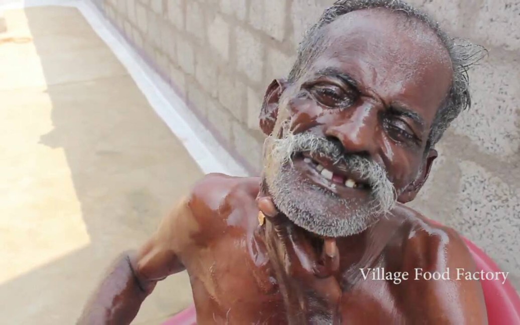 六指神厨印度六爷六爷为了庆祝节日今天决定吃顿好的馒头沾秘制羊肉汤