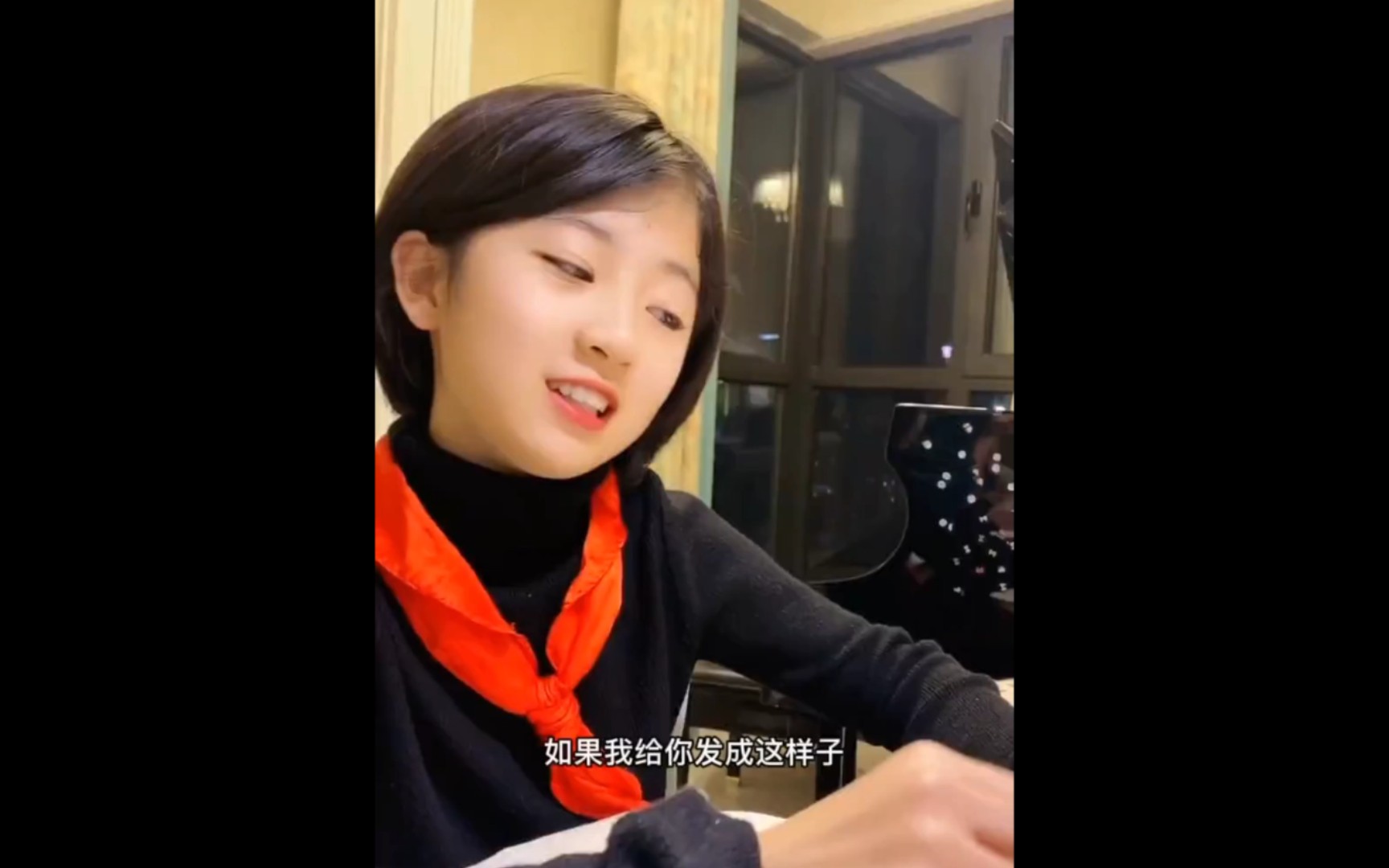 学霸气质暴露无遗.在家还带红领巾的张忻然小朋友和妈妈对练英语