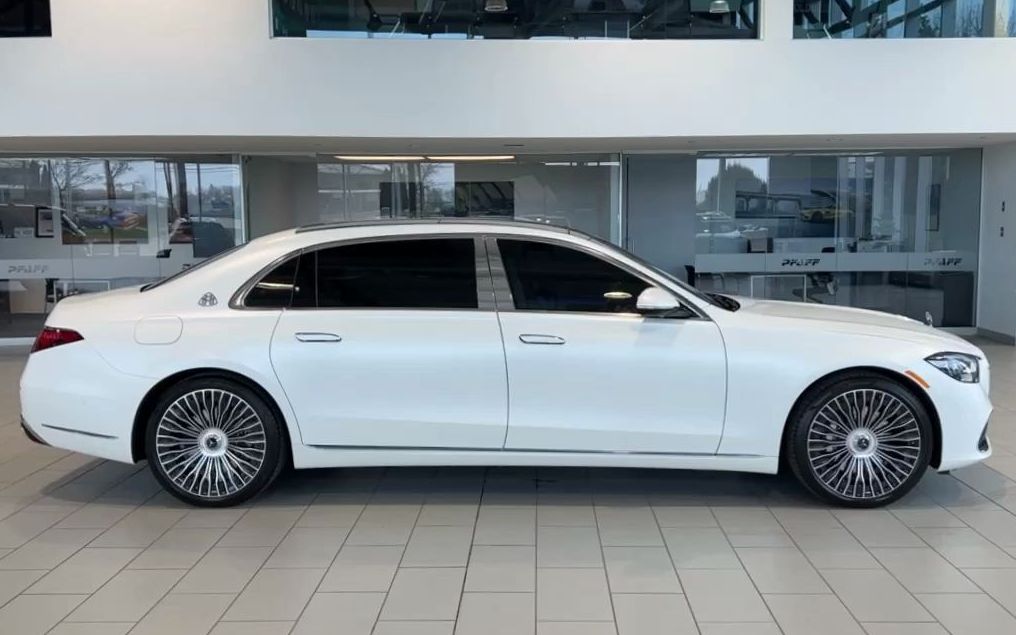 奔驰迈巴赫w223z223s级s5802022年款内外白色沉浸式体验