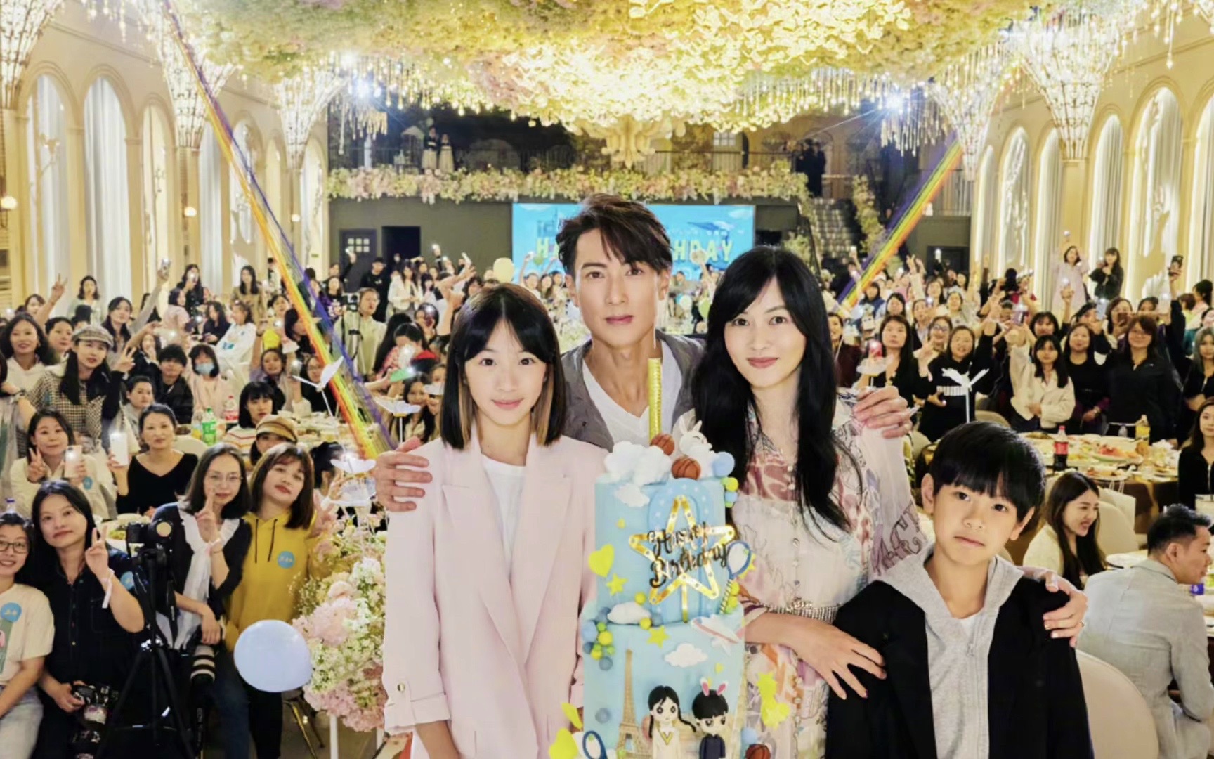 吴尊晒44岁生日派对照 一家四口写书法幸福温馨