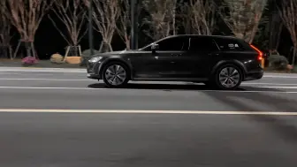 Скачать видео: volvo V90走街