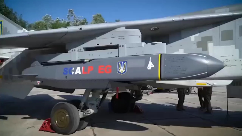 美国代理人在苏-24悬挂的法国scalp eg巡航导弹上签名.