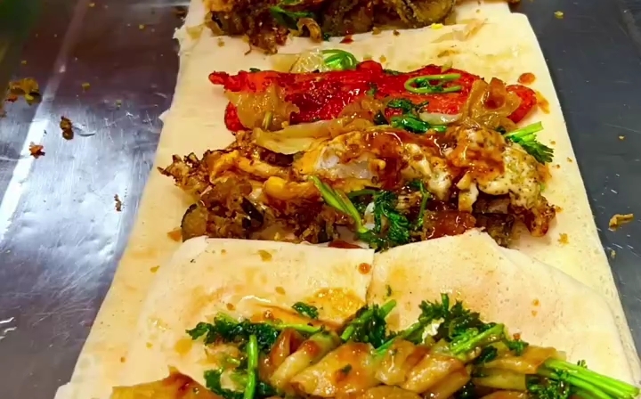 煎饼夹炸串,没见过这么吃的!