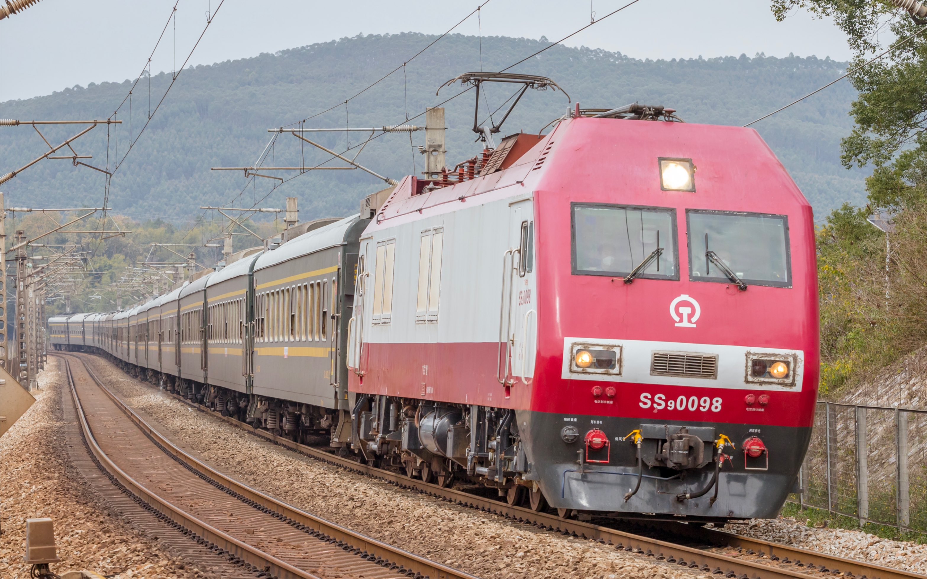【京广铁路】好9不见,京广线韶关东站以北再现ss9g担当客车本务.