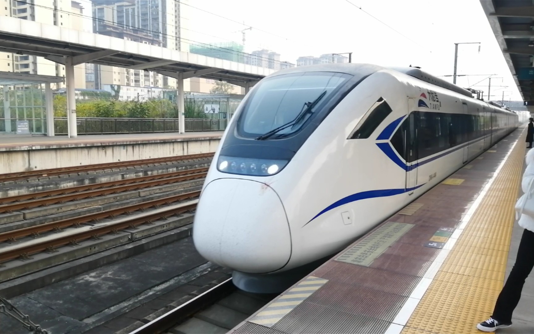 天府号进入彭山北站c6330