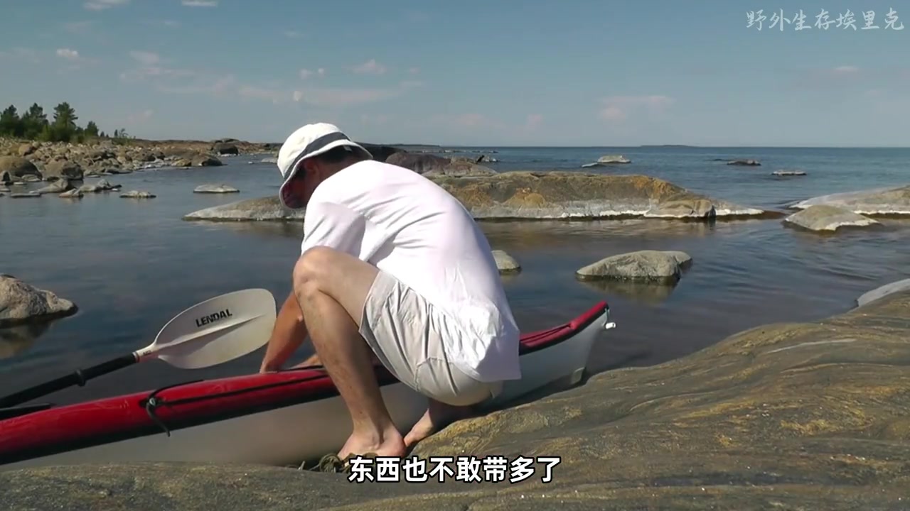 埃里克的第一次的海外露营,一人划着皮艇在海面漂流,瑟瑟