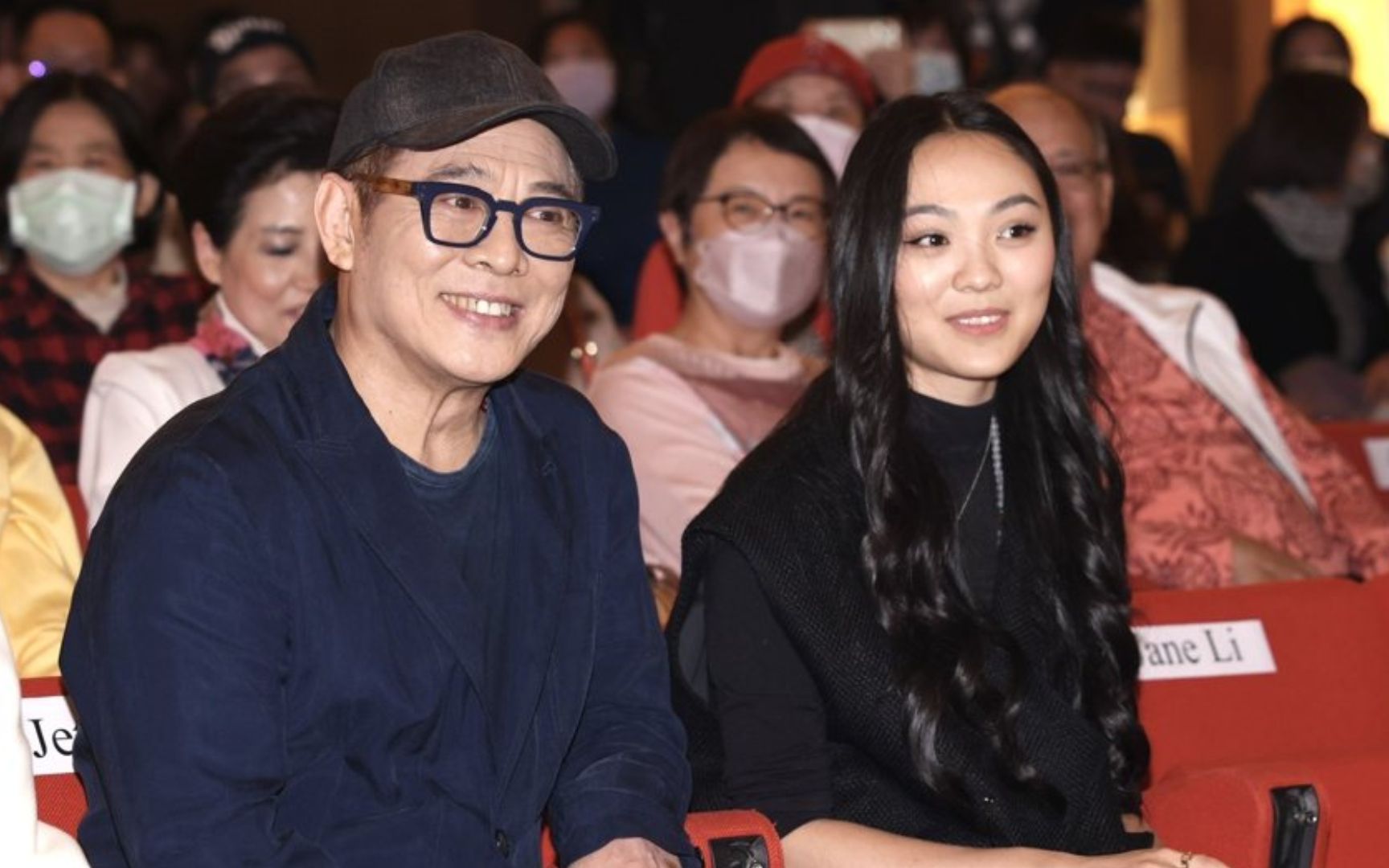 李连杰和女儿jane罕见同框,黑色穿搭又美又飒,两人现场有说有笑