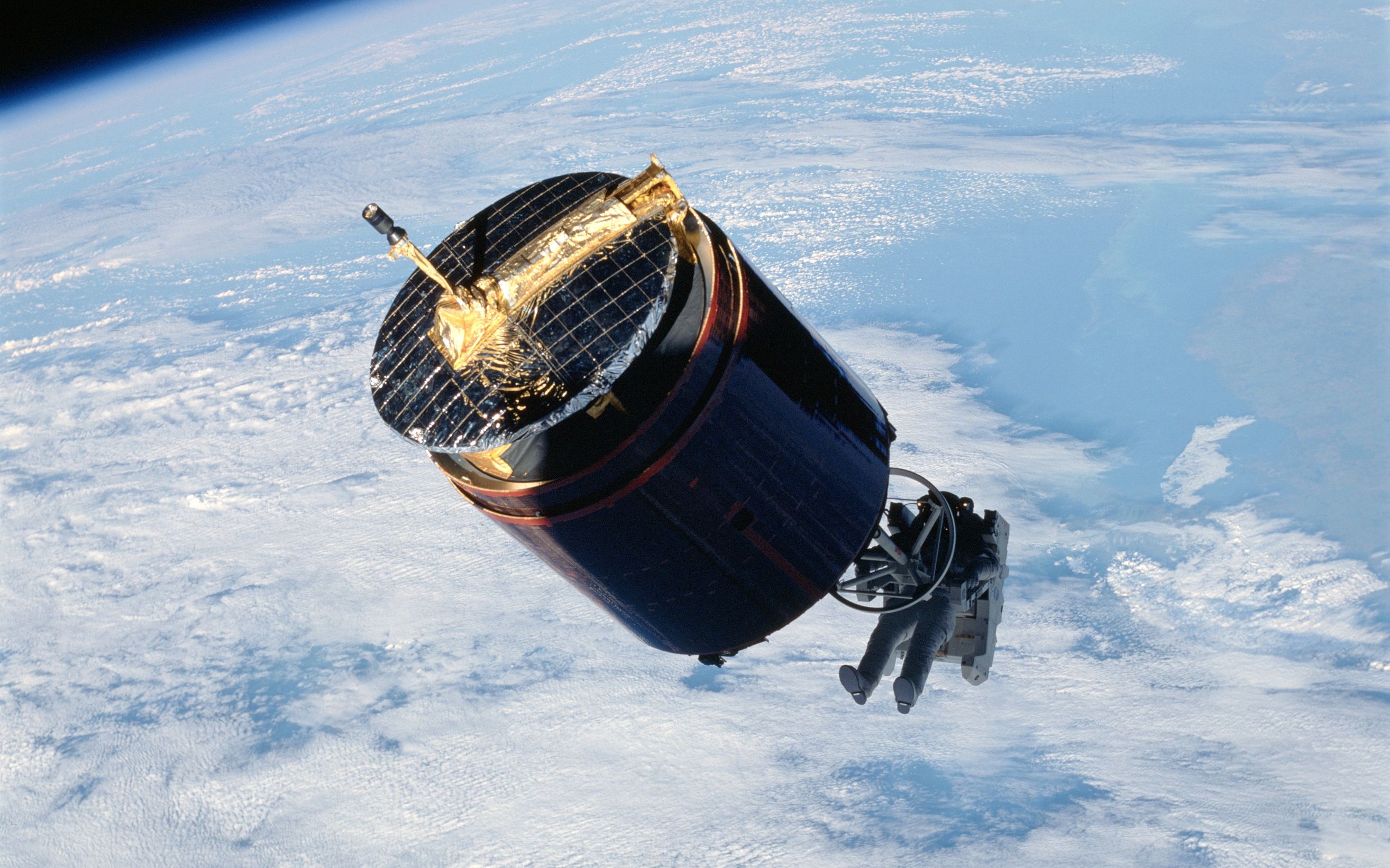 速度每秒8公里,美国宇航员人工俘获卫星装进航天飞机,nasa公布84年