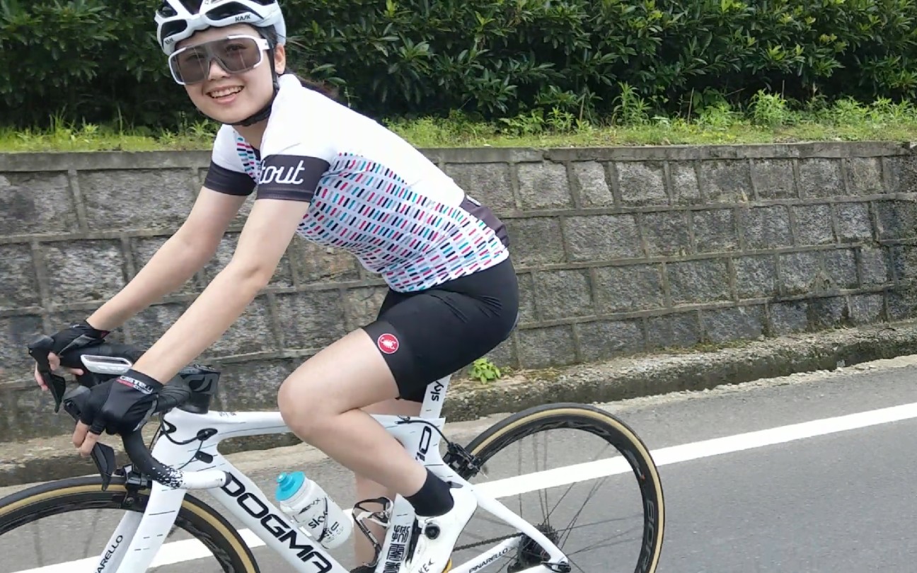 浙江余姚四明山下坡偶遇皮娜f10小姐姐