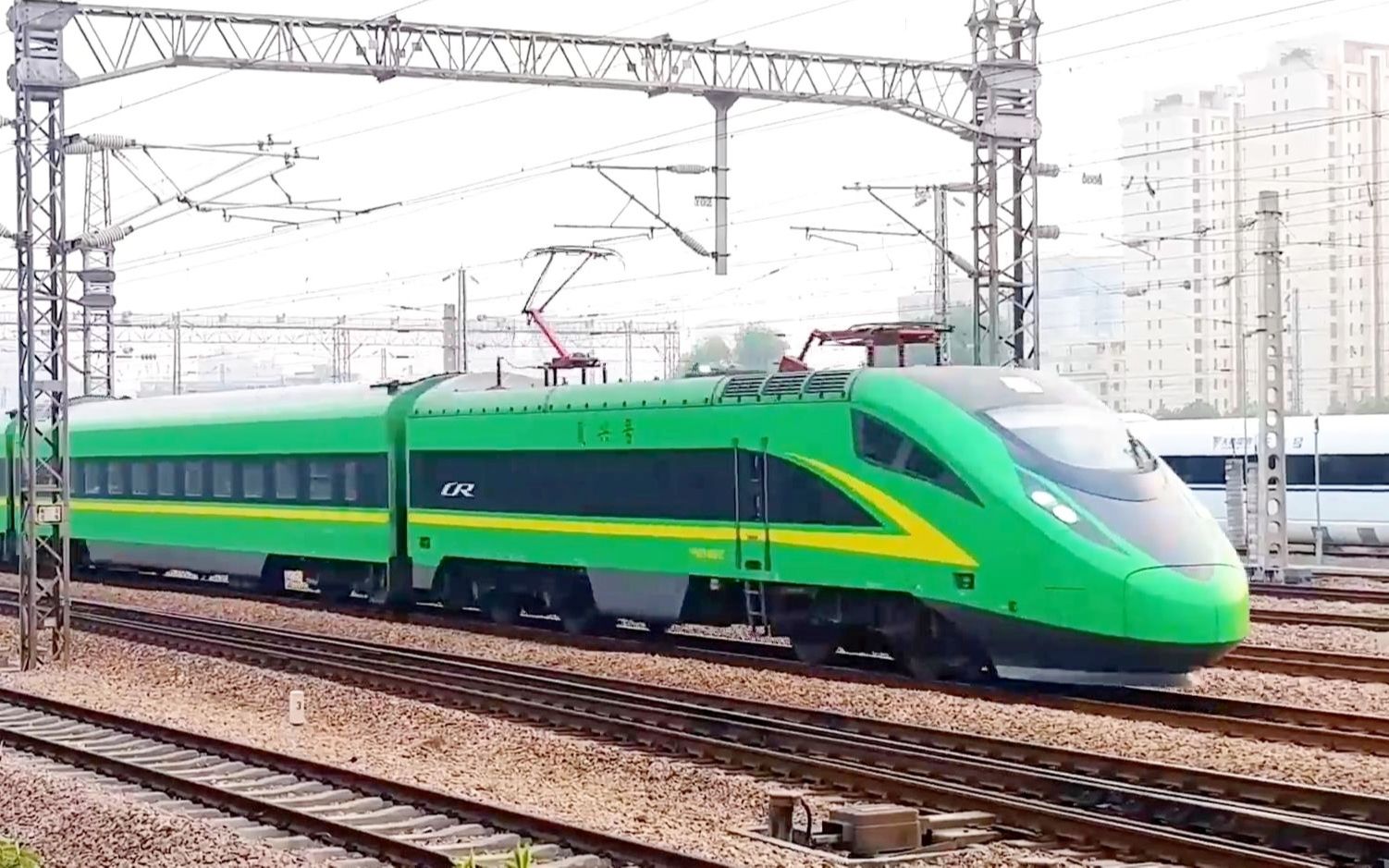 复兴号桶遇上和谐号兔!杭州至北京d718次动集通过艮山门动车所