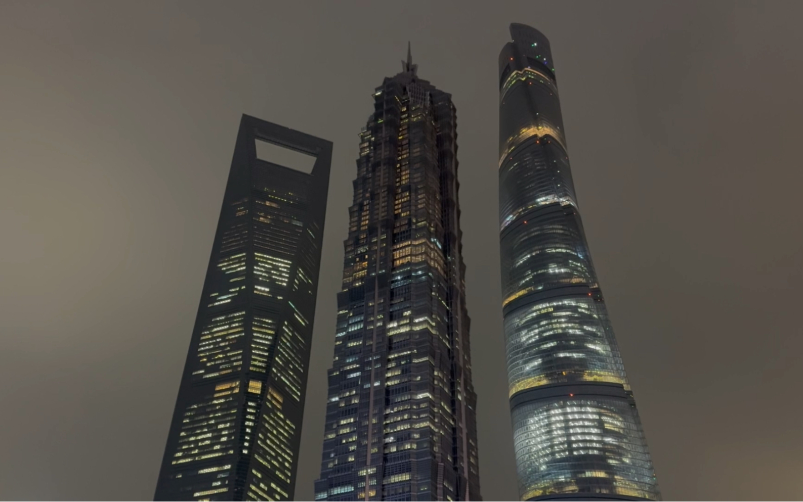 上海浦东新区陆家嘴金融中心的高楼大厦日景和夜景 