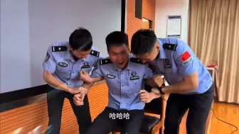 Video herunterladen: 警察叔叔体验电击枪