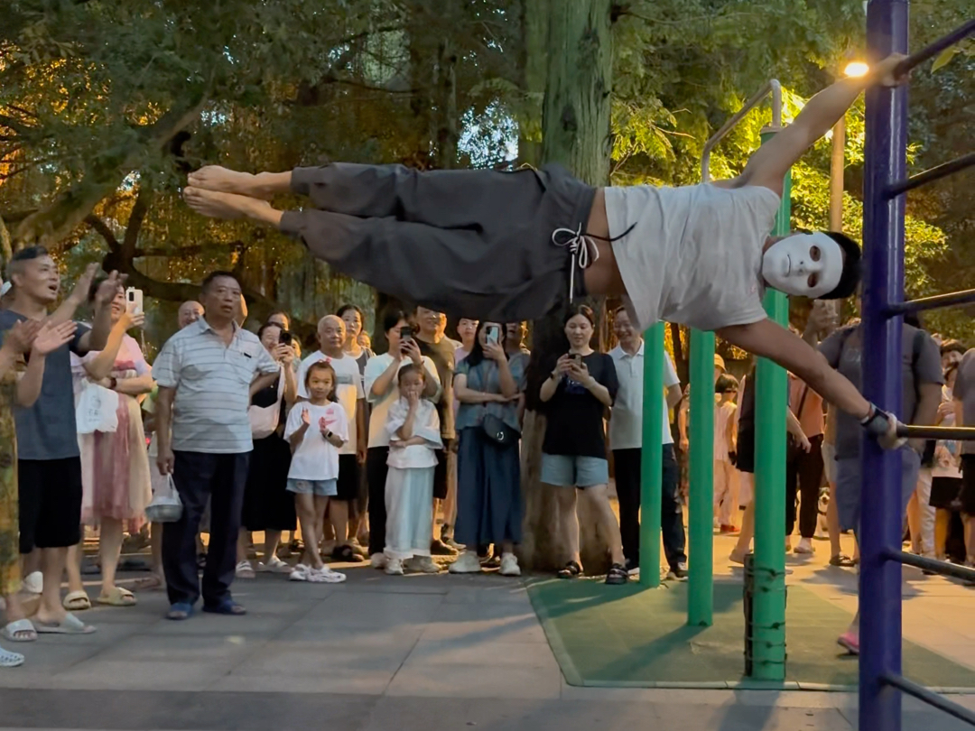 街头太空漫步表演 此刻 牛顿见了也无话可说#人体旗帜漫步#顺风旗