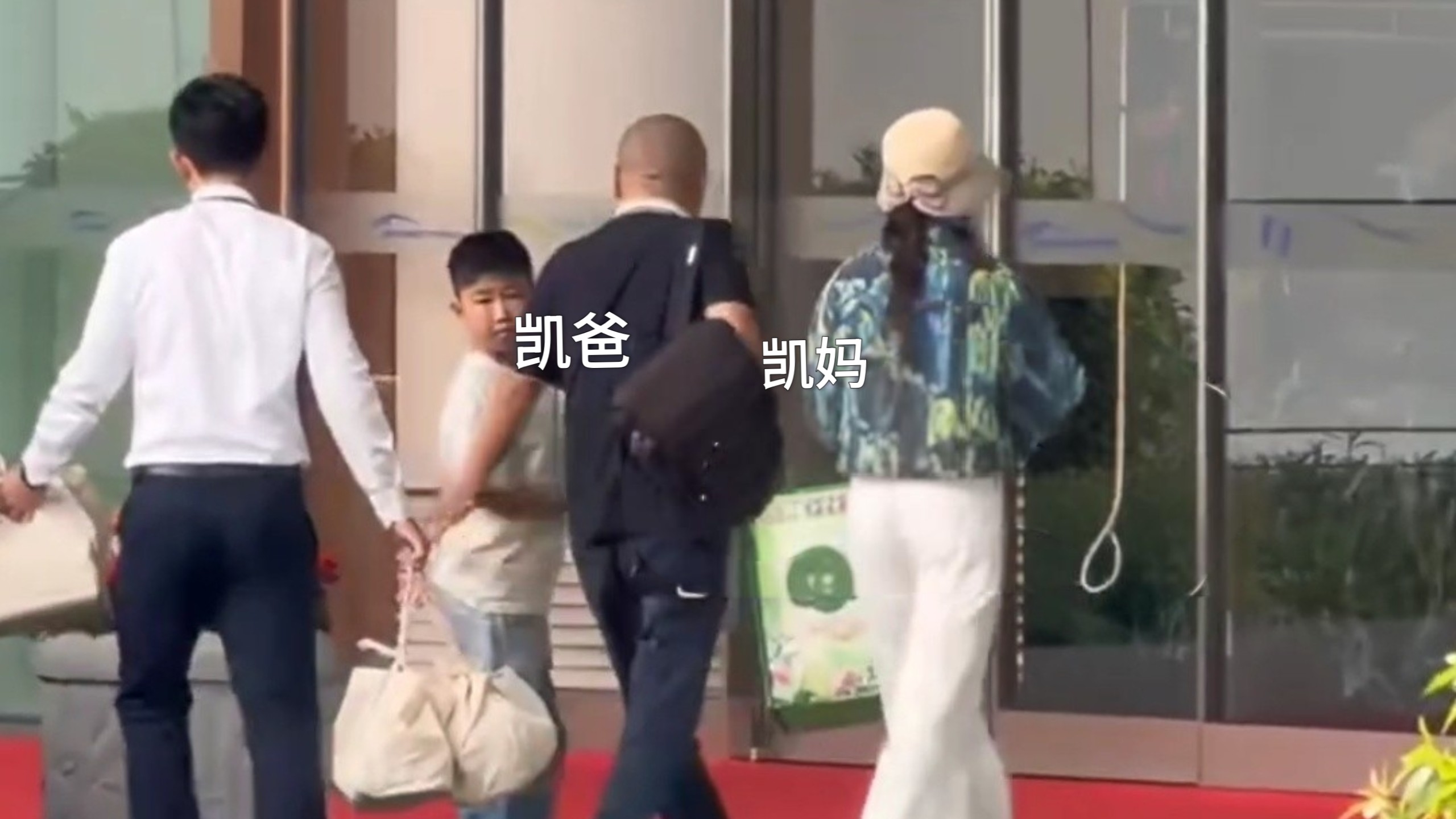 王俊凯弟弟和他真的零相似度(无恶意，基因彩票只能中一次，王俊凯我心疼你的小时候www