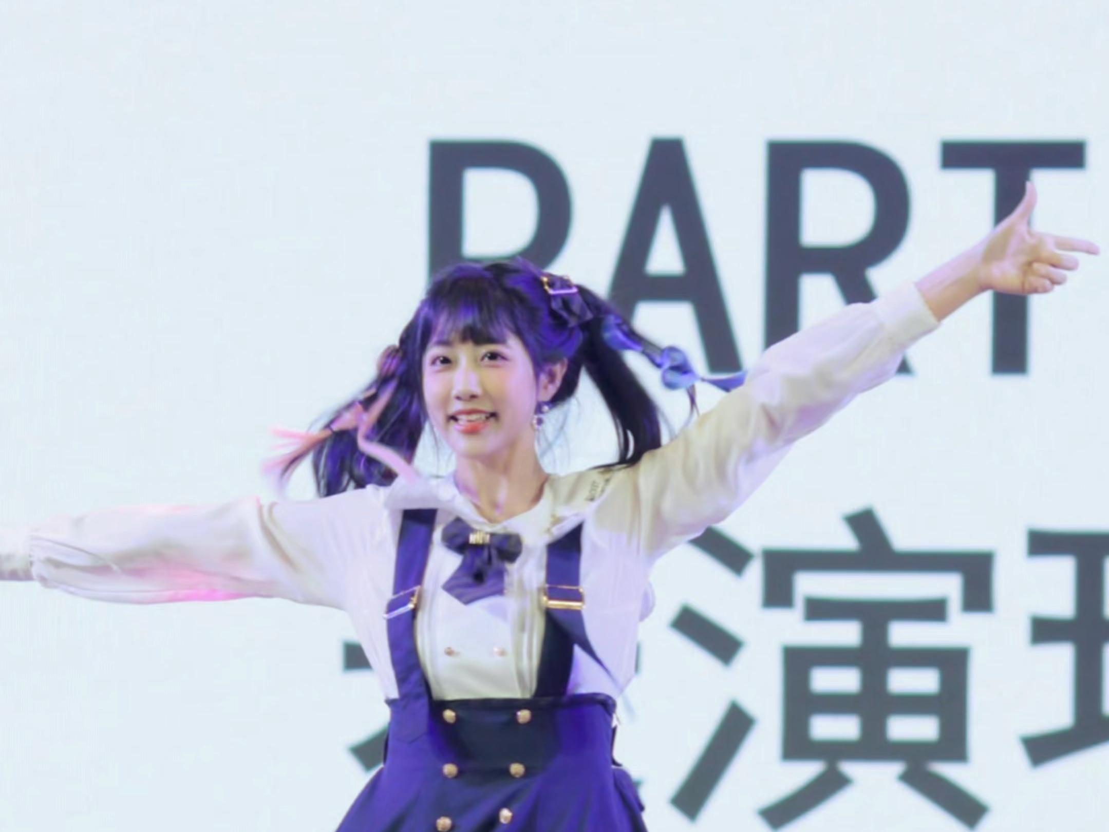 【李艺彤】震惊!少女偶像在签售会被粉丝当众要求做这种事