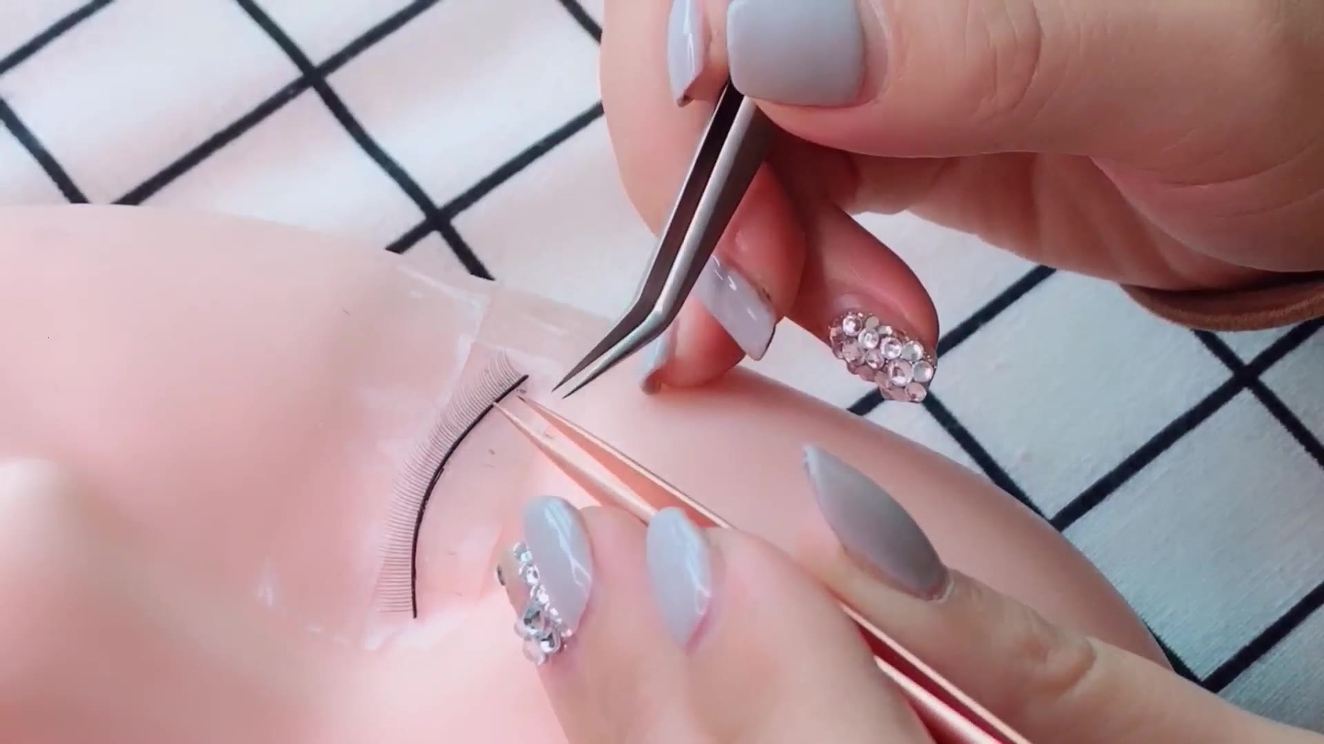 零基础学美睫视频教程,真人演示美睫过程中镊子的正确拿法_哔哩哔哩