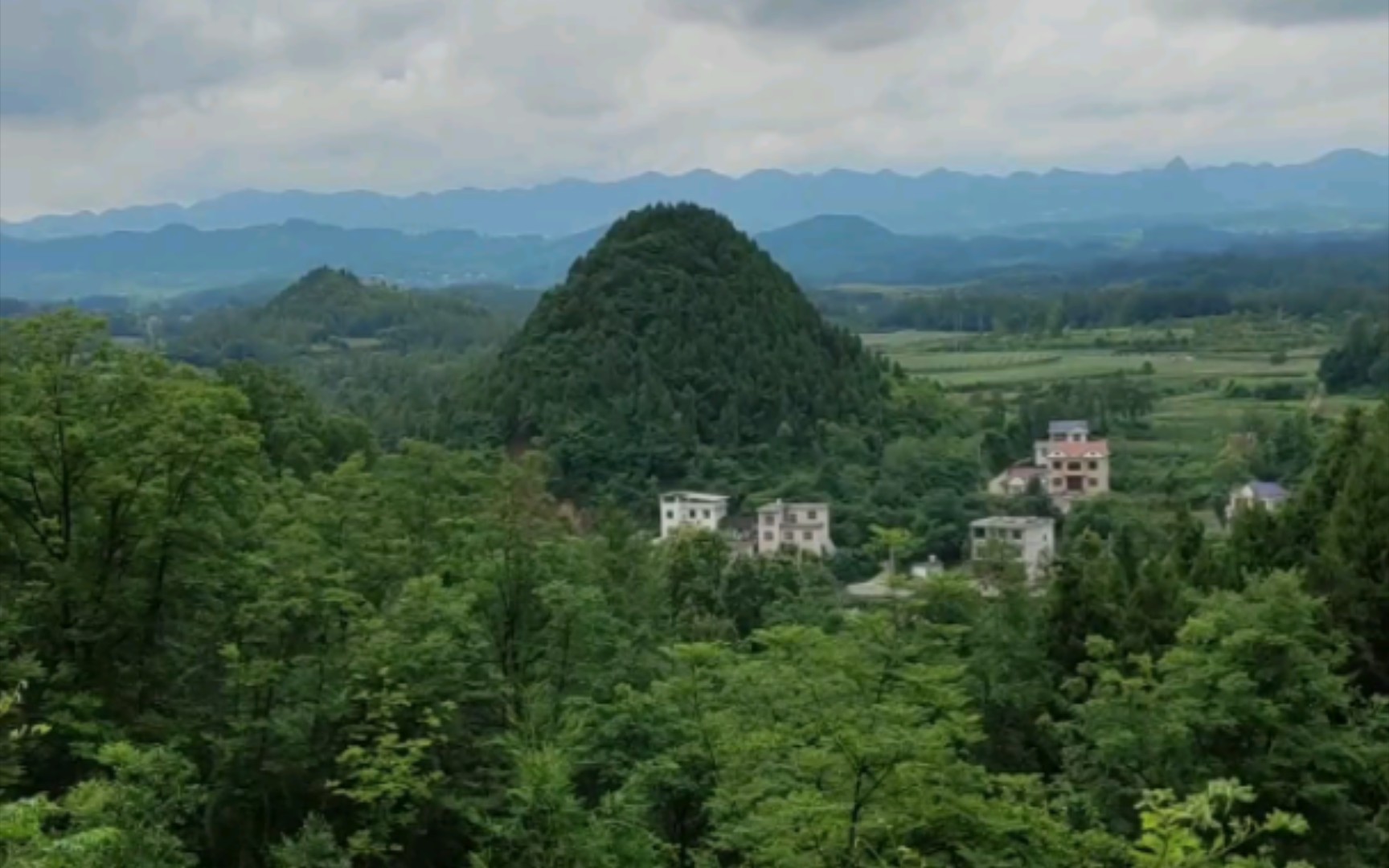 [图]跑步去山上看小孤山，大孤山在遥远的身后方