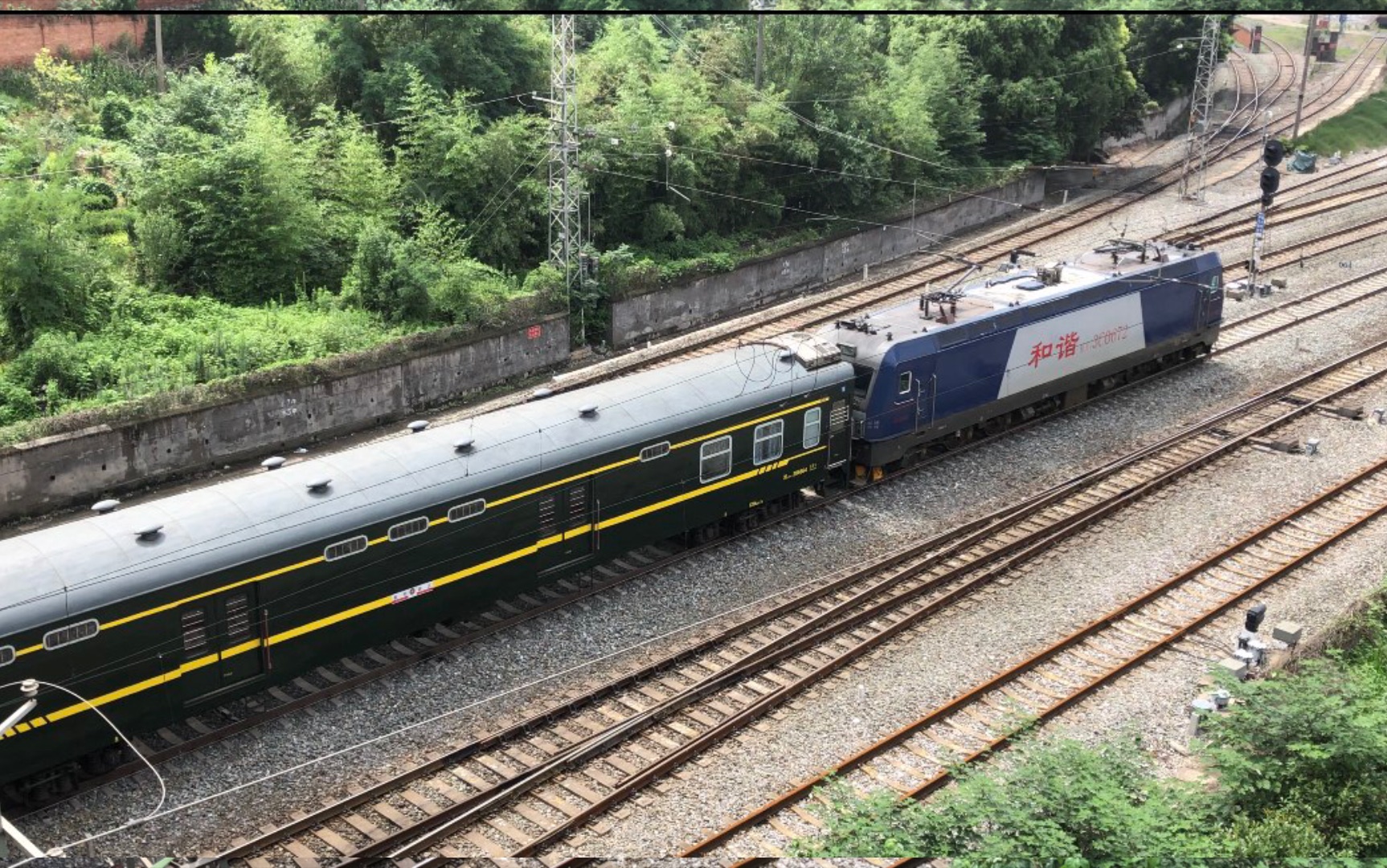 hxd3c0672牵引客车k1473次荆门站1道停车