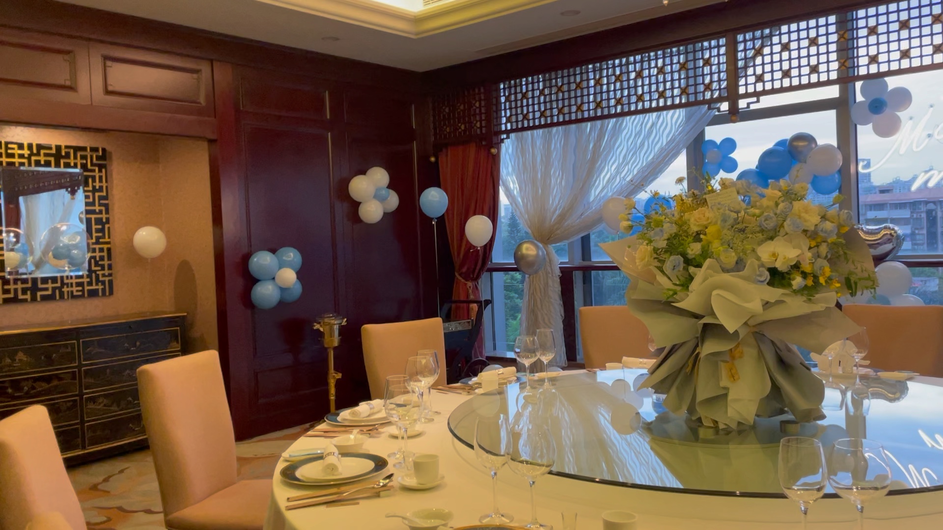 餐桌鲜花气球布置