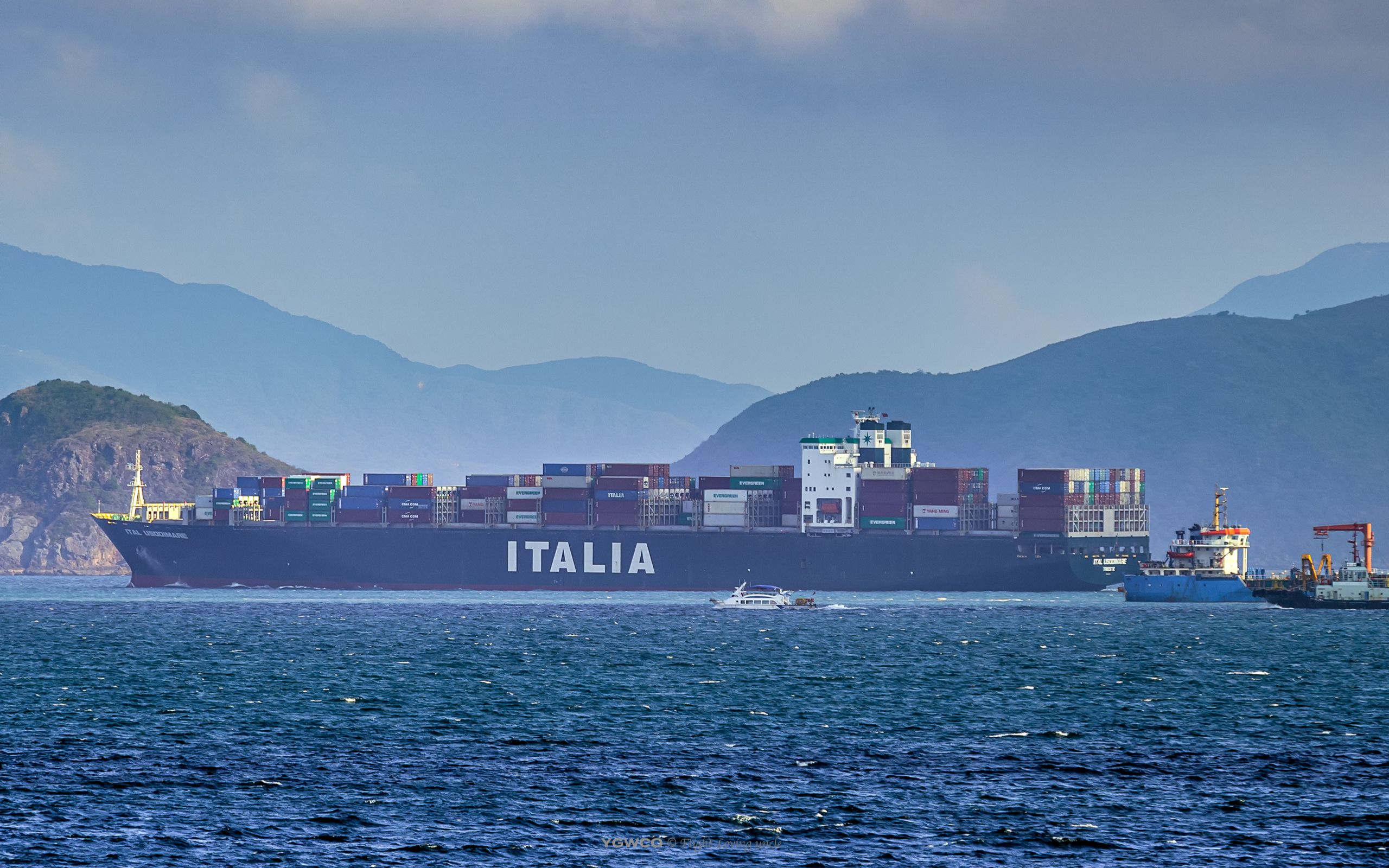意大利货轮迎面遇到比它大很多的日本货轮