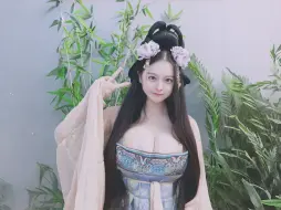 Video herunterladen: 唐制汉服富丽堂皇风格诃子裙《簪花仕女图》中就有这个款式的裙子还有很多画作中都有记载