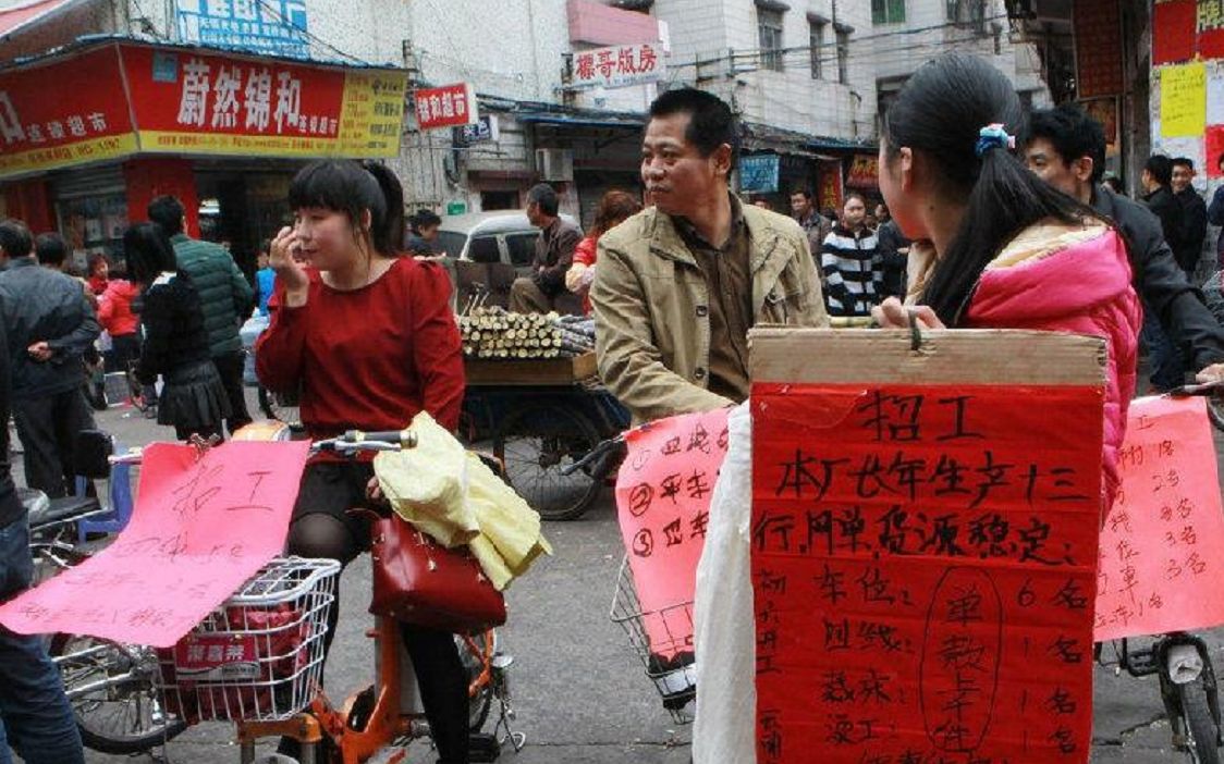 广州招工老板街头排队被工人挑:年轻人不愿入行 宁做散工不做长工哔哩哔哩bilibili