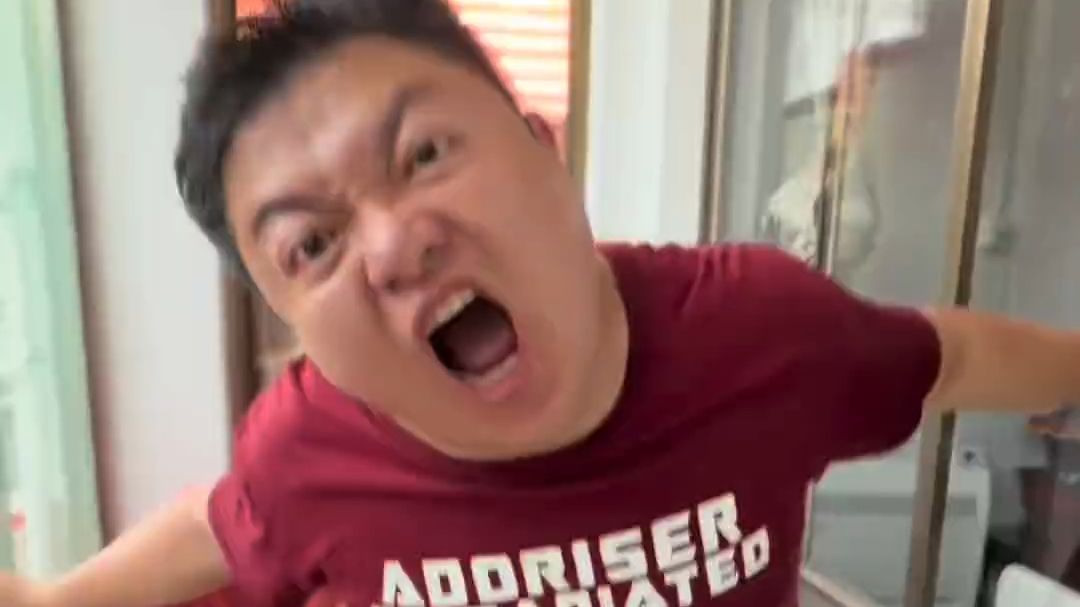 老爸特别怕水，稍微泼一点反应超大，日常搞笑整蛊实录海报