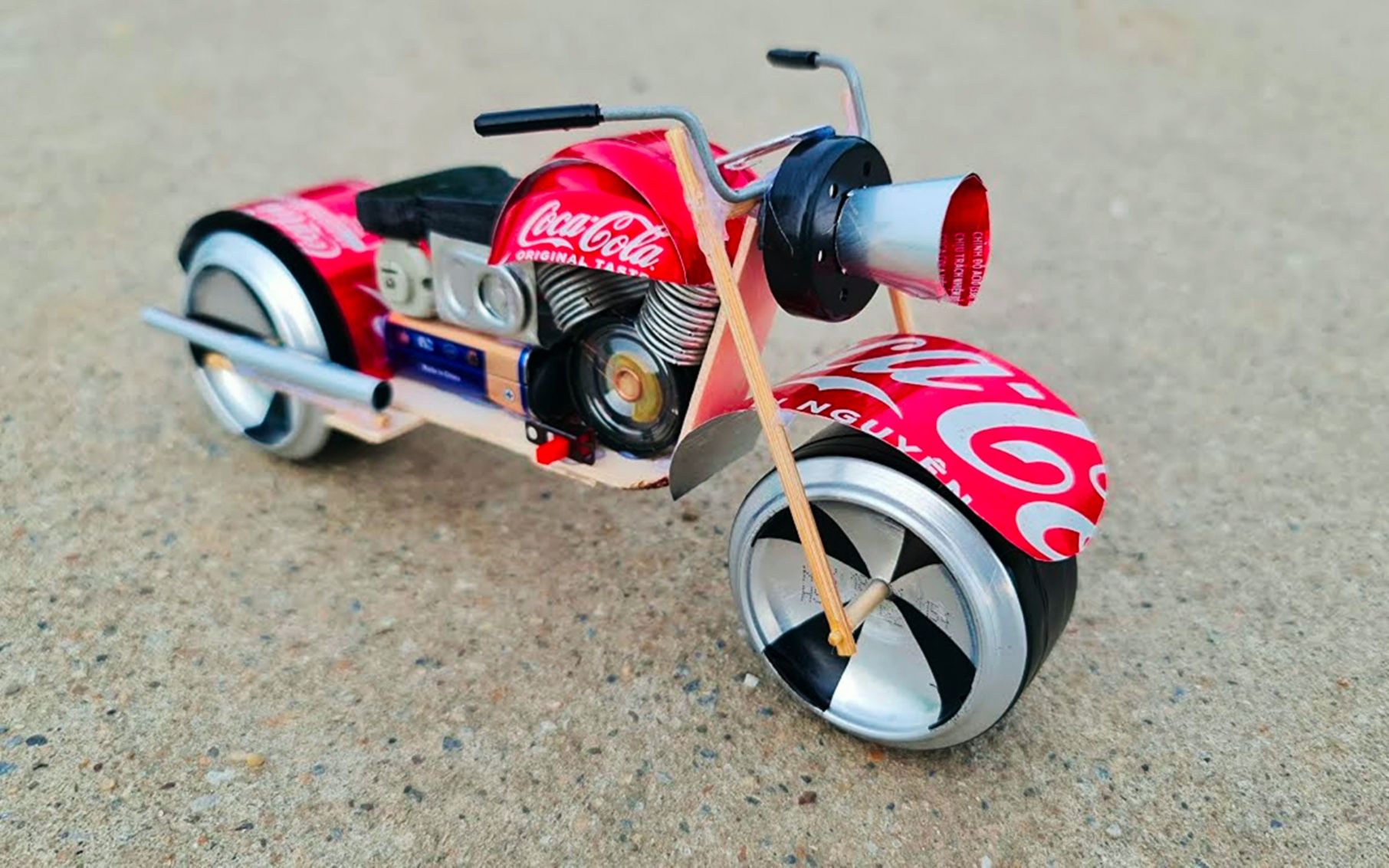 农村小哥手太巧了,用易拉罐做成玩具车,靠这门手艺月入过万