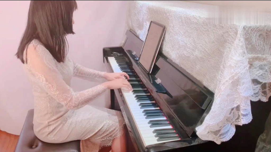 美女钢琴练习