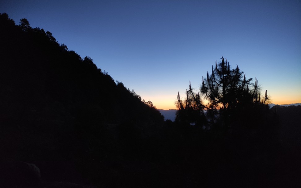 在高原山顶露营,大晚上差点失温凉凉!