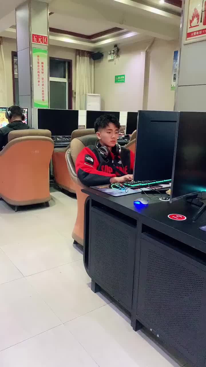 网吧玩游戏的小哥哥