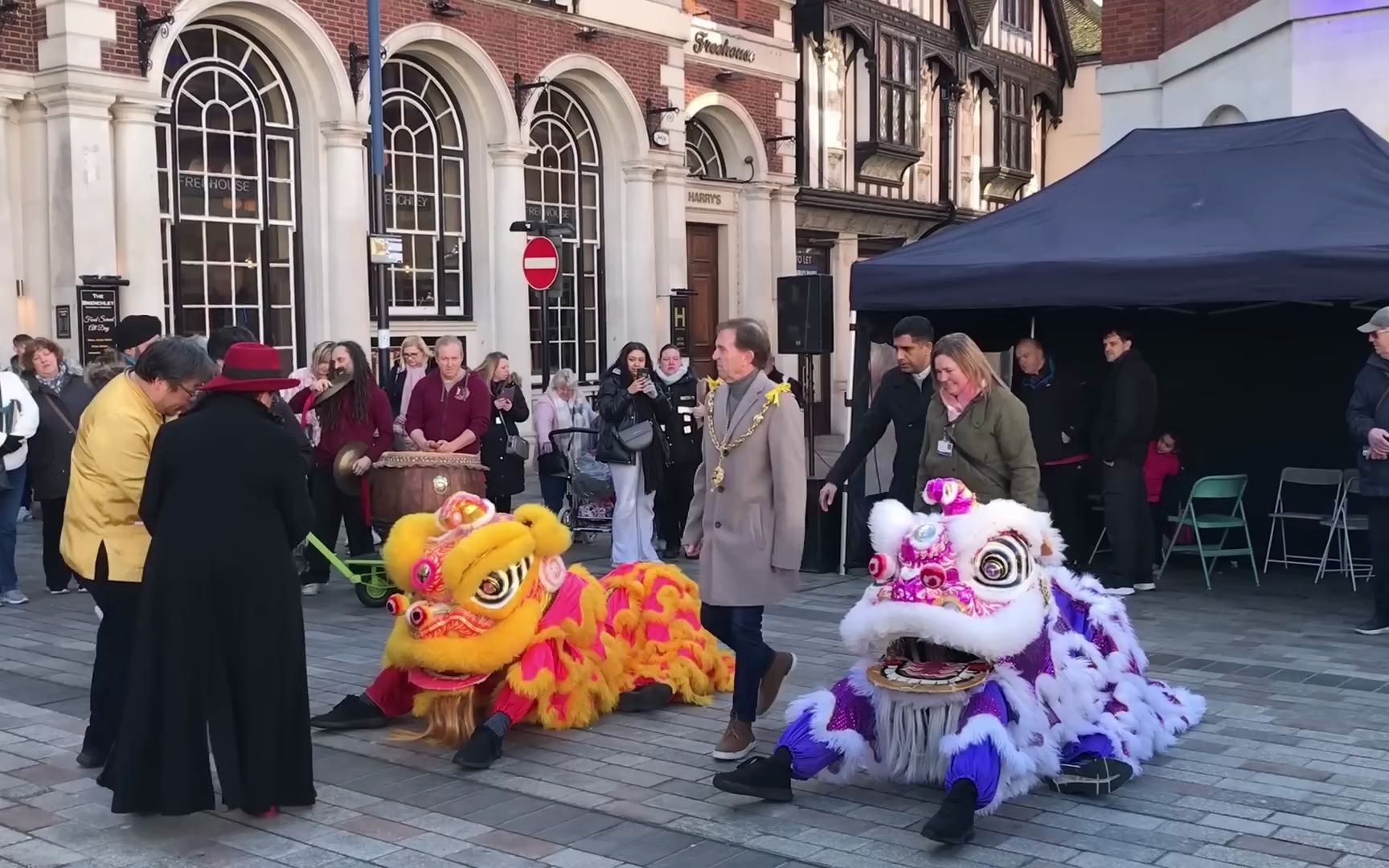 外国人舞狮庆中国年 全场观众哈哈大笑 英国过春节