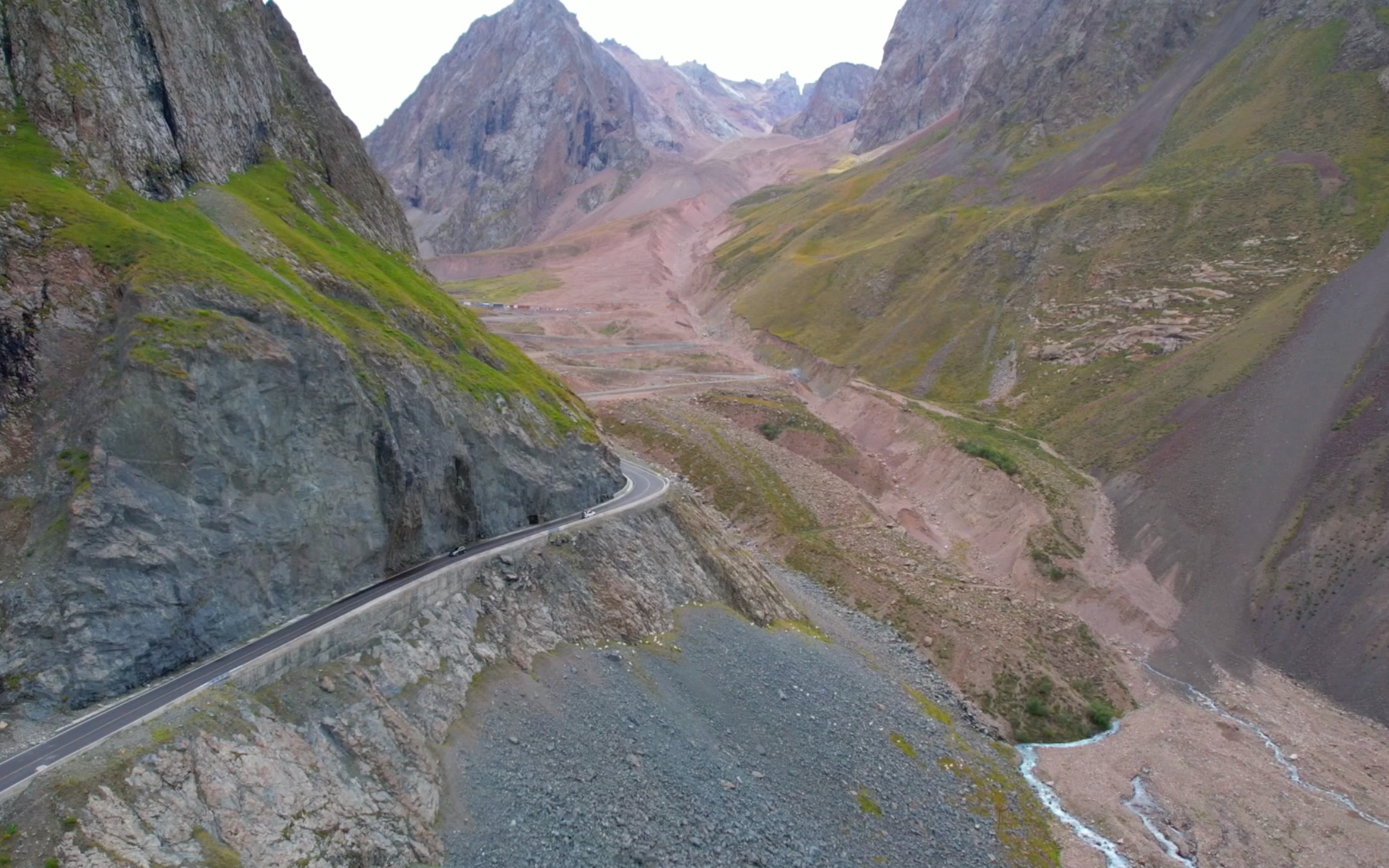 在独库公路又遇塌方,这里美景和危险并存,堪称一条奇迹公路
