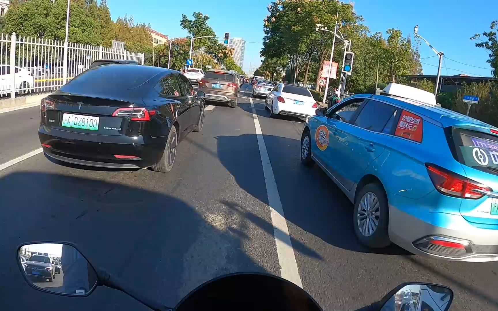 摩托车得靠右行驶